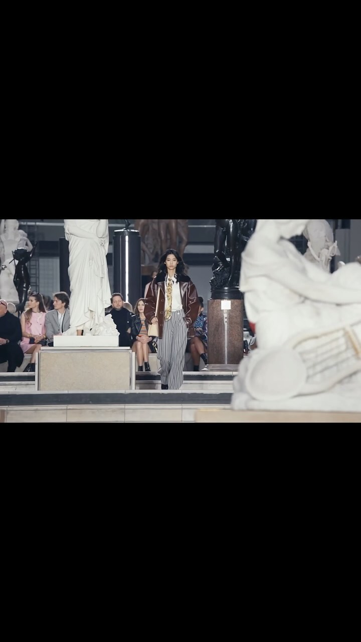 Louis Vuitton Women's Fall-Winter

I was inspired by HoYeon Jung's walking for Louis Vuitton.
@sia_dbswp