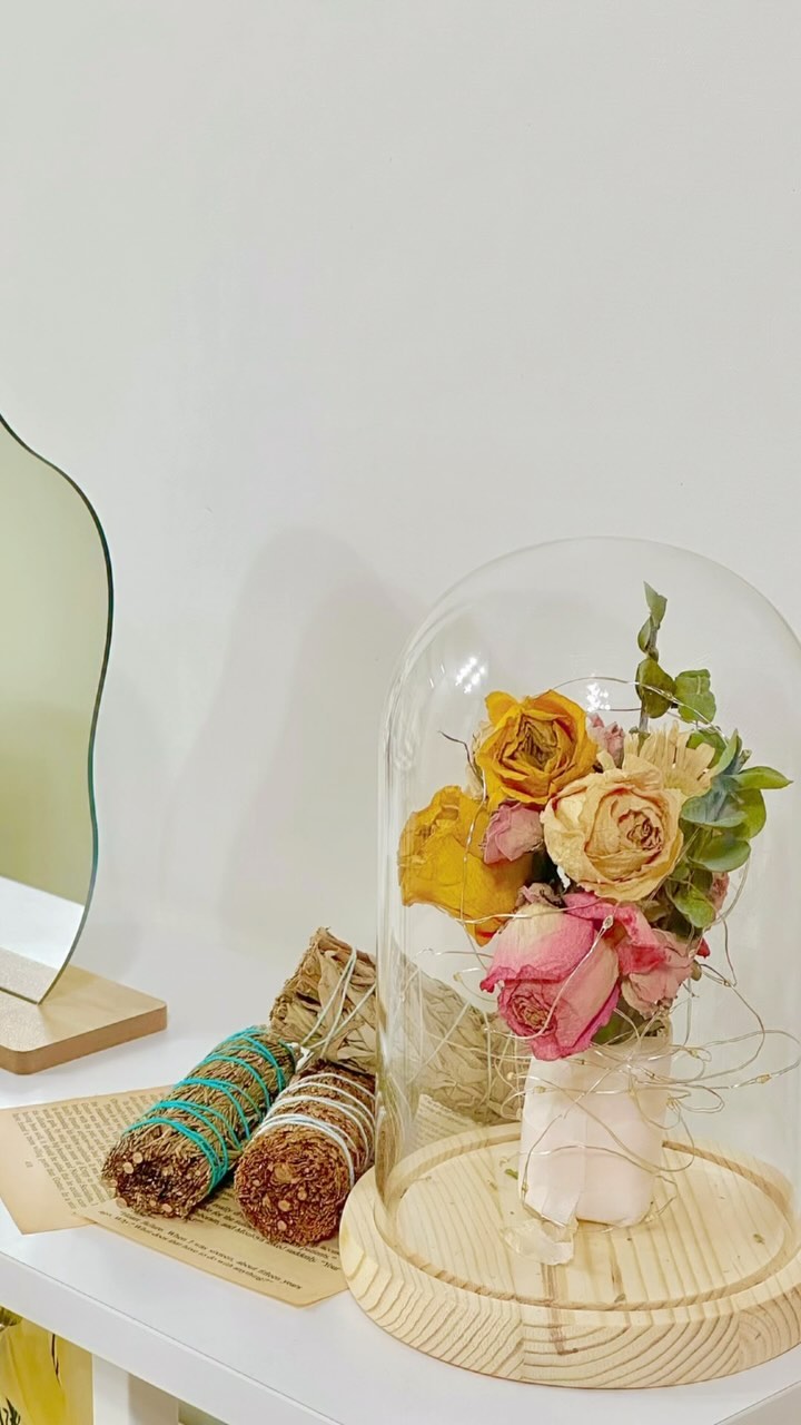 내가 만든 드라이플라워 무드등💐
부케나 꽃다발을 받았다면 예쁘게 말려 무드등으로 만들어보시면 어떨까요? 만드는 법은 최근 릴스에서 확인해주세요.🧡

✅ 그 외 다양한 꿀팁을 원하신다면 팔로우 후 소식 받아보세요.