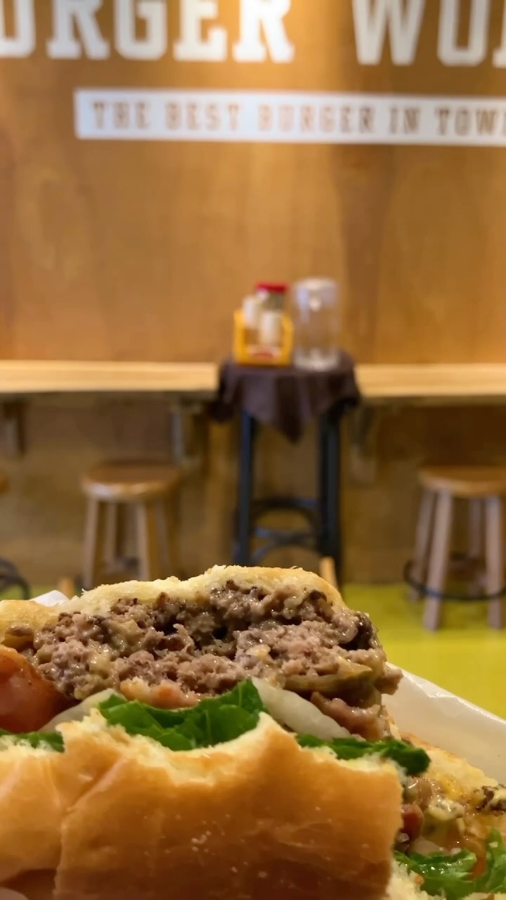 울산에서 버거가 제일 맛있는 곳 어디라고 생각해요?

저는 버거웍스😋
치즈버거, 불고기버거, 베이컨토마토버거 심플하게 딱 3가지인데 패티 2장으로 추가 가능!

번은 퐁신퐁신하고 패티는 묵직하고 버거가 나오는 순간 정신없이 흡입하게 됩니다🍔
배민으로도 편하게 이용 가능🚚

시청점, 태화점 두 곳중 편한곳에서 이용해보세요😺

🔹 버거웍스 
🔹 울산 중구 태화강국가정원길 231-3
🔹 태화동 489-11
🔹 매일 11:00 ~ 20:30
🔹 052-246-0225
🔹 치즈버거 6,000원
🔹 불고기버거 6,000원
🔹 베이컨토마토버거 8,000원

#버거웍스 #울산수제버거 #울산수제버거맛집 #울산햄버거 #울산햄버거맛집 #울산데이트 #울산데이트코스 #울산수제버거추천 #신정동맛집 #신정동맛집추천 #신정동핫플 #태화동핫플 #태화동핫플레이스 #태화동데이트 #신정동데이트 #울산데이트코스추천 #울산버거 #울산버거맛집 #울산버거집 #울산맛집추천 #울산맛집 #울산맛집탐방 #울산맛집베스트 
​