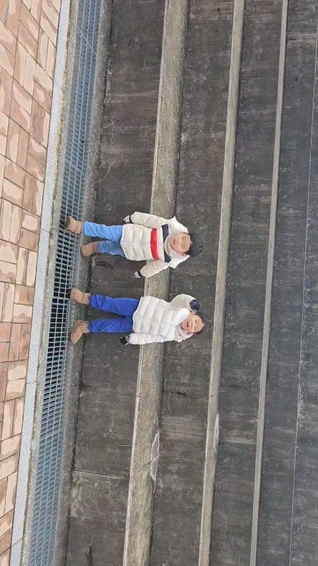 너무너무 감사하게도 
아빠랑 셋이서 밖에서 놀다오심😆
6살 아들래미 둘 체력 따라가기 너모 힘들다😂

오늘은 
가마니 처럼 가만히 있고싶었는데 
감사합니도😻 

#아빠랑아들들 
#셋이달리기하면항상꼴찌해줘야함😂