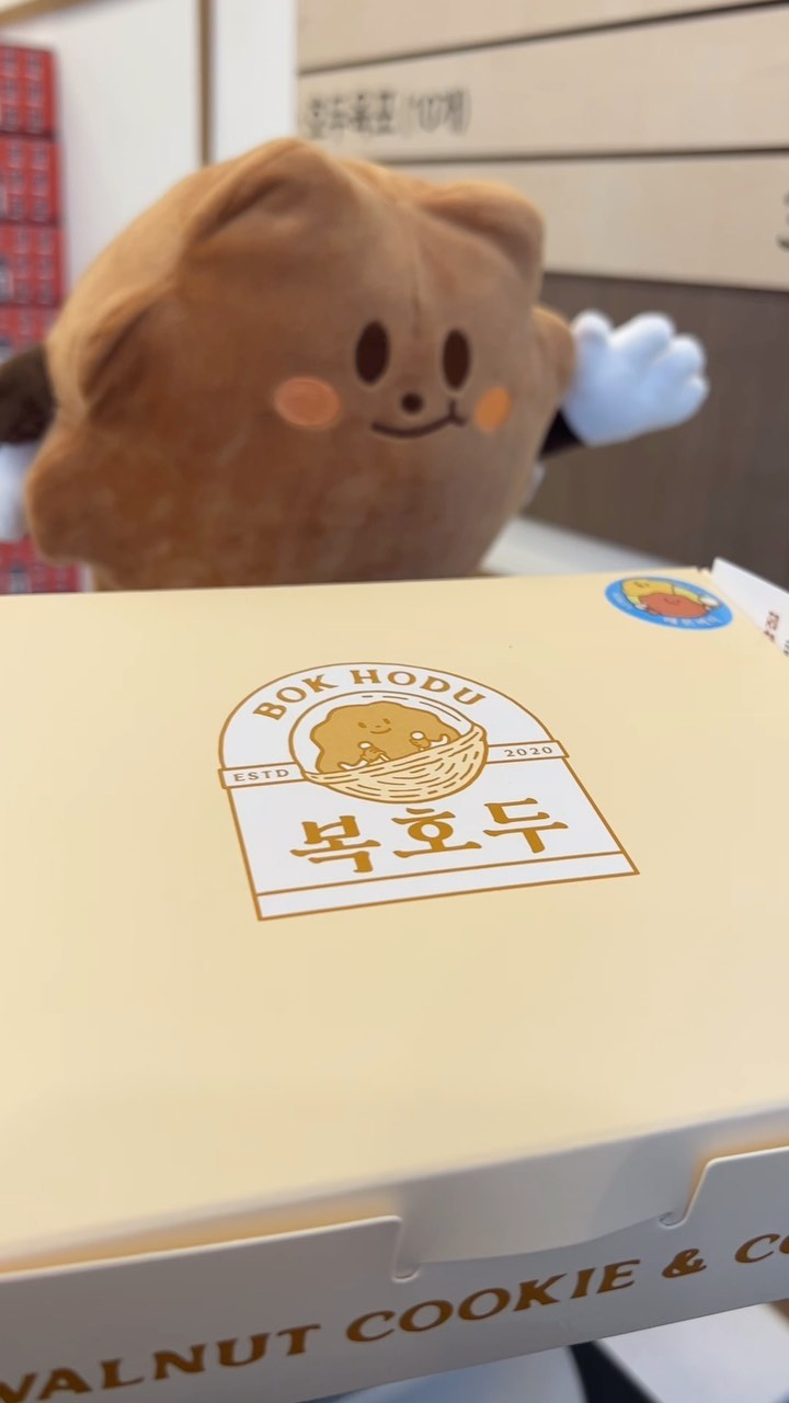 *협찬

#서울복호두 #복호두영등포시장점 

은은한 레몬향과 적당히 달달한 팥이 맛있는 #레몬버터호두과자 

🍋 호두과자는 구입 후 바로 먹는 게 베스트이지만
밀폐용기에 담아 냉동 후 자연해동해서 먹어도 맛있어요

답례품은 하루 전 예약 필수
찾는 메뉴가 소진될 수 있으니 전화 문의 후 예약 가능해요💛

📦 단체주문/답례품 등은 차량으로 서울 전지역 무료배송
퀵 서비스도 가능하나 파손우려로 차량으로 직접 배송

📍서울 영등포구 국회대로50길 20 (영등포동7가, 포레나 영등포센트럴) 상가동 108호 복호두

#복호두앙버터 #결혼식답례 #조문답례 #교회답례 #학원답례 #행사간식추천