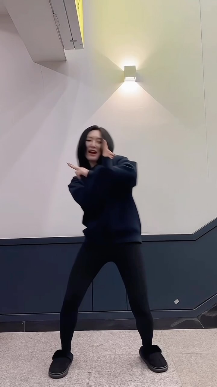 운동 끝나고 무아지경 뒷북 막차 #wop #challenge #dance #😉 

상의- #옥스타 #기모맨투맨 #해피냥 @okstar 
하의- #제시믹스 #레깅스 #블랙 @xexymix 
신발- #착한구두 #콜리퍼안감방한슬리퍼 @chaakan_official