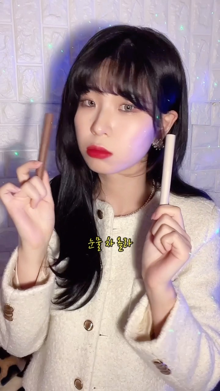 #협찬 크리스마스엔 메리쏘드 투톤 섀도우 🎅🏻🎄
#메리쏘드 @merythod_official 

유독 반짝였으면 하는 연말엔 손쉽게 화려해져야 하니까
두 가지 색을 한꺼번에 담은 ‘투톤 섀도우’는 어떠세요?

한 번의 터치로도 선명하게 발색되니까 간편하고,
슥 긋고 스펀지 팁으로 블렌딩만 해 주면 되니까 더 쉬워요!

연말을 위한 영롱한 눈매를 메리쏘드와 함께 만들어 보아요 ✨

#merythod #메리쏘드투톤섀도우 #투톤섀도우 #메리쏘드새도우 #섀도우 #섀도우추천 #아이메이크업 #스틱섀도우 #메이크업꿀템