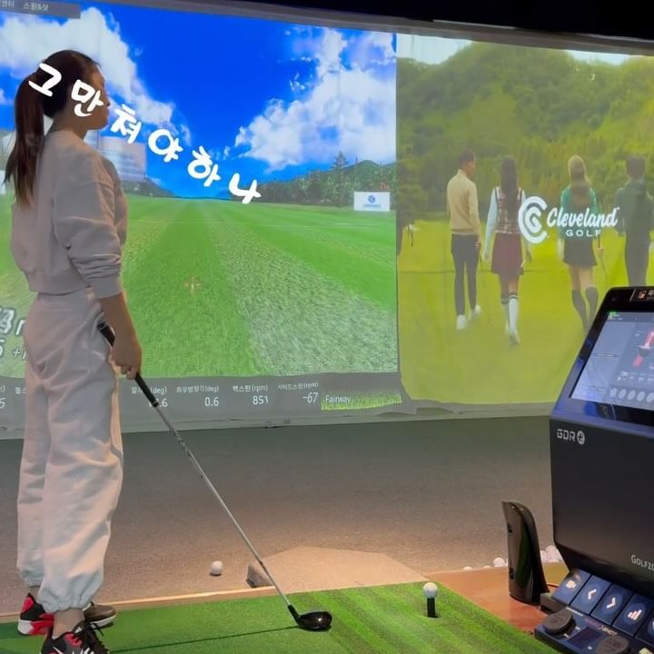 요즘 너무 추워서🥶 
#옵티멈스포츠클럽 실내 골프연습장에서 열연습하구왔어요💪🏻

전 연습장 가면 무조건 몸풀고
숏게임부터 연습해요 그리고 생각한 거리만큼 연속 간다 싶으면
조금씩 긴채로 넘어가면서 연습을 하지요😀

근데 이 날 연습장 가려고 준비할때부터도 다리에 힘풀리고
골프화 신는데도 낑낑거리더니 결국 골프연습도 망....한 느낌이었어요ㅜ 짧은채고 긴채고 다... 나한테 왜그러니😭😭😭😭😭그래도 한시간 빡세게 끝까지 연습하긴했는데 정말 이렇게 치는게 맞는건가... 싶고 ㅜㅜㅜㅜ 눙물

이번주 금욜부터 란딩 쭈욱인데 괜찮을런지🥹

그래도 골프 짝사랑은 계속 되야겠죠🥹

#옵티멈스포츠센터 #잠실골프연습장 #잠실골프 #송파골프연습장 #골프 #골프연습장 #실내연습장 #골프연습