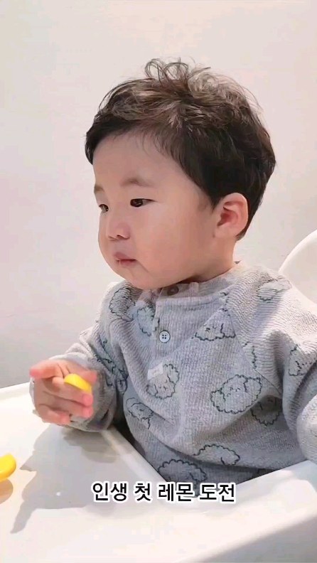 D+451 강렬한 첫 만남🍋

ㅋㅋㅋㅋㅋㅋㅋㅋㅋㅋㅋㅋㅋㅋㅋㅋㅋㅋㅋㅋ
표정에서 느껴지는 진실의 맛

#지니나라여리공주 #레몬 #아이셔 
.
.
.
.
.
#육아소통 #육아기록 #육아일기 #육아맘 
#호랑이띠 #호랑이띠맘 #흑호랑이 #흑호랑이띠맘  #흑호맘 
#일상기록 #일상소통 #아들 #아들스타그램 #아들바보 
#맘소통 #아기릴스 #reels #ootd #daily #socute #lovely #likesforlike #baby #육아맘소통 #육아소통맞팔  #소통