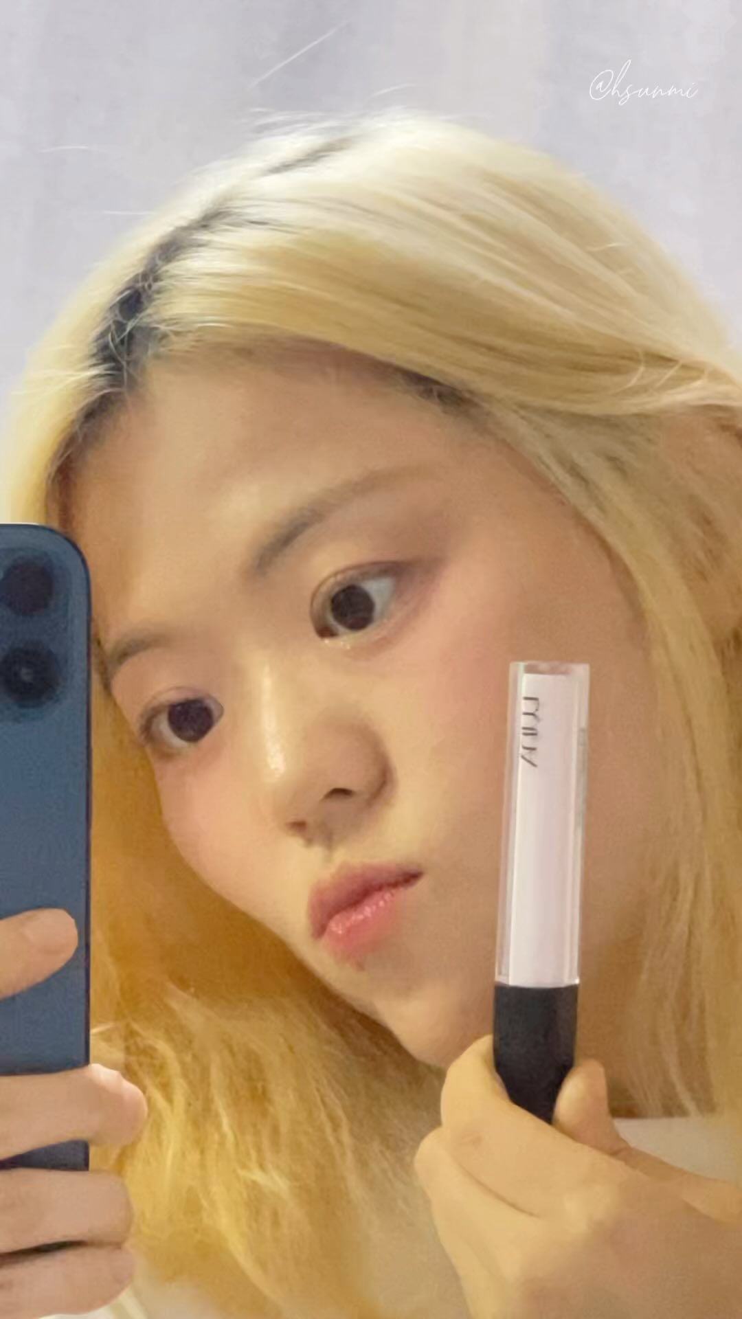 #야너두할수이써쿨톤.

루나는 어떻게 이렇게 대중적이게 베이스를 잘 만들 수 있는걸까요?

너무 매트하지도 너무 촉촉하지도 않으면서 다른 제품과 어우러지는 
컬러 코렉터를 만드는 일은 정말 어려운 일인데 그걸 루나가 해냈어요

사실 저는 누가봐도 확신의 웜톤인데요
요즈음 쿨톤 메이크업에 빠져서
무조건 베이스로 보정하고 쿠션이나 파운데이션 사용하는데
아시다시피 웜톤이 쿨톤 화장하면 자칫 이질감 느껴지거나
너무 과할 수도 있고 무너질 때 노란기 올라오면 진짜 이상한 경우도 많아서 신경써야 할 게 많은데 루나롱래스팅코렉터 퓨어라벤더 사용하니까
노란기 적절하게 먼저 눌러주고 메이크업 하게 되어서 훨씬 자연스럽고 좋았어요!! 

웜톤인데 쿨톤 메이크업 해보고 싶다!
노란기 잡아주는 베이스 제품 찾는다! 
하시는 분들께 한번 추천드립니다

#제품제공 #루나롱래스팅코렉터 #루나롱래스팅코렉터2호퓨어라벤더 
#컬러코렉팅 #톤보정 #쿨톤 #쿨톤베이스 #컬러베이스 #노란기중화
#내가좋아서하는메이크업
#koreancosmetics #lunalonglastingcorrector #colorcorrector 
#colorcorrecting #cooltone #makeup #koreanmakeup #dailymakeup #motd #hsunmi