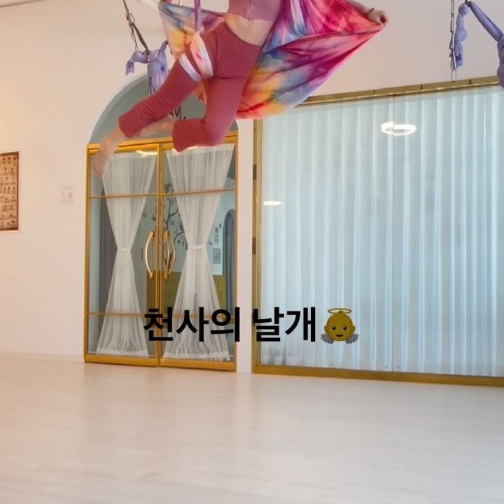 넘 이뻐서 도전하는 천사의 날개 투 몽키락을 이용하여 만든 날개포즈~~~

@jinitreeyoga  항상 행복감 가득~~~ 

@ke_beii 쌤 영상보고 따라했어용~~~ 내려오는 방식은 달라용 이쁜 시퀀스 감사해용 날개가 이상해도 양해부탁드려용~~😂😂😍😍😍😍😍

#플라잉요가시퀀스 #플라잉요가강사 #에어리얼실크 #플라잉서커스 #yogafly#yogaflybkk #flyingyoga#flyingyogi #flyingyogini #aerialstraps #aerialfitness #aerialrope #aeriallovers #aerialfabric