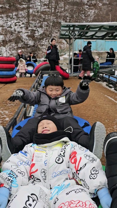 슬기로운 방학생활 3탄🩵

형과 동생의 반응은 너무나도 다른ㅋㅋㅋ
신난 형과 평온한 동생의 썰매이몽ㅋㅋㅋ

엄마 셋이 아들 4명과 함께 다녀온 신난
#양주눈꽃축제썰매장
여러분.. 평일에 가세요 꼭ㅋㅋㅋㅋㅋㅋㅋ
올해 가기 전에 한번 더 가야지요😍😍