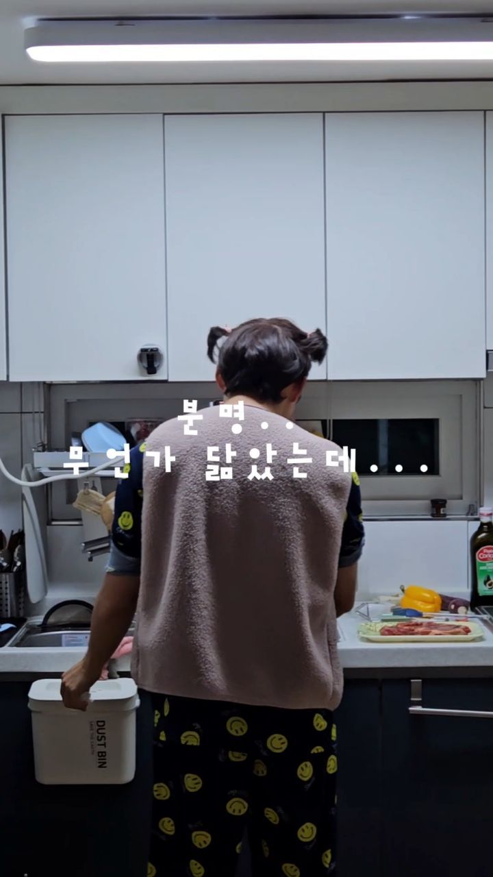 머리 많이 길었는데
자르기 귀찮아서
집에서 저러고 있음..ㅋㅋ
귀엽네...ㅋㅋㅋㅋㅋㅋㅋㅋ

사랑한다....💕

근데 진짜 닮지 않았나요???🤭
저 캐릭터 찾느라 이모티콘 겁나 뒤져봄..ㅋㅋ
