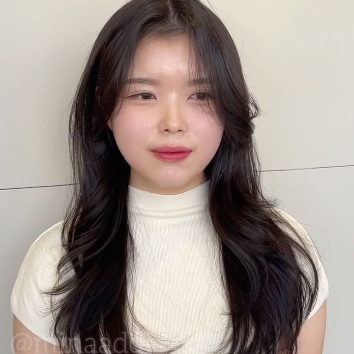 #퍼스널진단 #쿨브라운 #겨울염색
.
.
.
둥근 얼굴형을 커버 하기위해 사이드뱅을 만들어주고
c컬과 s컬의 조합으로 볼륨감을 만들어 주었어요!

얼굴에 있는 잡티가 너무 드러나서 이 부분을 보완하기 위해
퍼스널컬러로 추천해드렸습니다🤎
.
.
.
#hair @minaaddi 
문의는 오픈채팅이나 dm으로 주세용💕
.
.
#염색추천 #염색추천컬러 #레이어드컷 #긴머리레이어드컷 #앳나운240109 #앳나운민아 #앳나운 #앳나운플레이스 #앳나운룩북2024