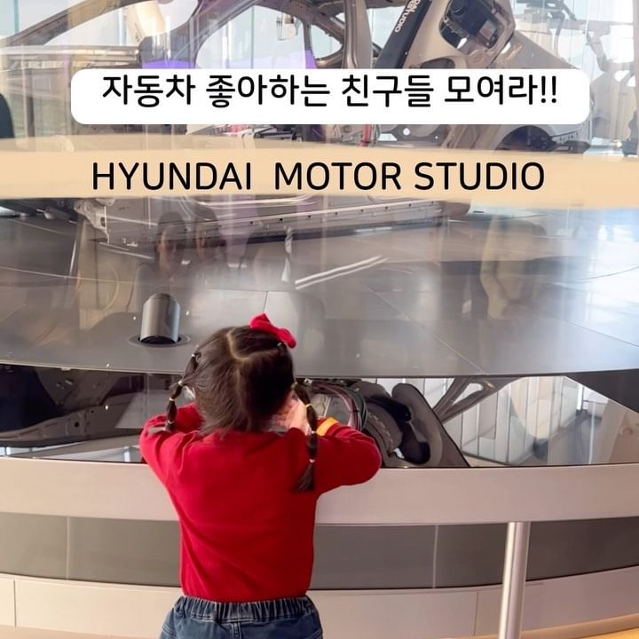 .
자동차 좋아하는 연서 유주 위하여 달려 🚗 .
자동차들과 커다란 트럭도 타볼 수 있었어요 운전해서 놀이동산 간다는 연서 😁 .
아이들 뛰어놀기 좋고 블럭 놀이도 예쁘고 재밌어하고 .
자동차 만드는 재료들 만져볼 수 있고 만드는 과정도 보여주고 설명듣는데 신기~~ 😮 .
아이들도 재밌어 했지만 엄마도 신기했어요👍 .
아쉬웠던 점은 히터가 너무 세서 건조하고 연서가 덥다고 티셔츠 올려서 배까기 😂🥹 .
레스토랑 밥도 정말 맛있고 없는 메뉴가 없었다는 👍 .
.
#아이와가볼만한곳 #아이랑가볼만한곳 #아이와함께가볼만한곳