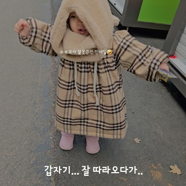 #17개월댄스타임
#길거리댄스타임🎶🎶🎶 

#모자잘못씌움 #그래도신나신나