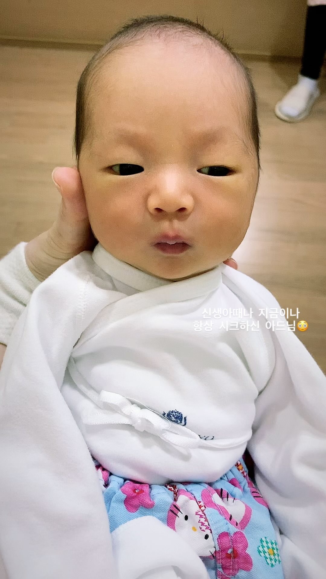 태어났을때부터 지금까지
항상 나는 아들이다하는
시크함을 가진 울아기🤪

지금도 아기같은데
신생아때보니 너무 형아같넹♥️
.
.
.
#야밤에추억팔이 #인생2회차아기 #너무귀엽다♥️ #너의속도로자라렴 #엄마는항상널응원해 #사랑해우리아기 #49개월아기 #함께한지1510일
