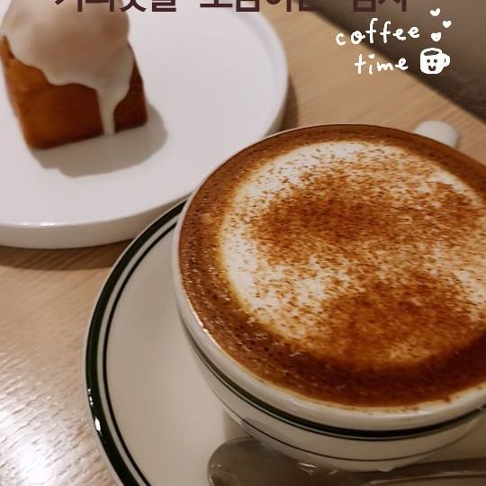 비올때 더 맛있는 카푸치노 한잔

꼭한번은 가보고 싶었던 카페인데 근처갔다가 시간이 맞아서 방문했어요

조용하고 차분한 분위기에 쇼파도 편하고
커피맛까지 좋았던 여기는 #커피맛을조금아는남자본점 입니다

1인음료에 한해 커피1번 리필까지 가능하니 커피가격이 비싼편은 아닌거 같아요~  요즘 오랜감기로 뜨아의 맛을 알게된 저는 커조남 뜨아리필까지 제대로 맛보고 왔어요~

프랑스 르꼬르동블루출신 쉐프의 프랑스 빵,디저트까지 즐길 수 있어요 

커피맛을 조금 아는 정도가 아닌거같은 느낌적인 느낌 🫶

범어동 가신다면 커피를 즐기고 싶으신 분들이라면 적극추천해봅니다🫰

🏷대구 수성구 범어천로 153
🏷영업시간 10:00 ~ 22:00
🏷L.O 21:30
🏷매장앞 주차이용가능
 하나은행옆 공영주차장이용가능

@goodtaste_coffee

#대구카페 #범어동카페 #대구카페추천