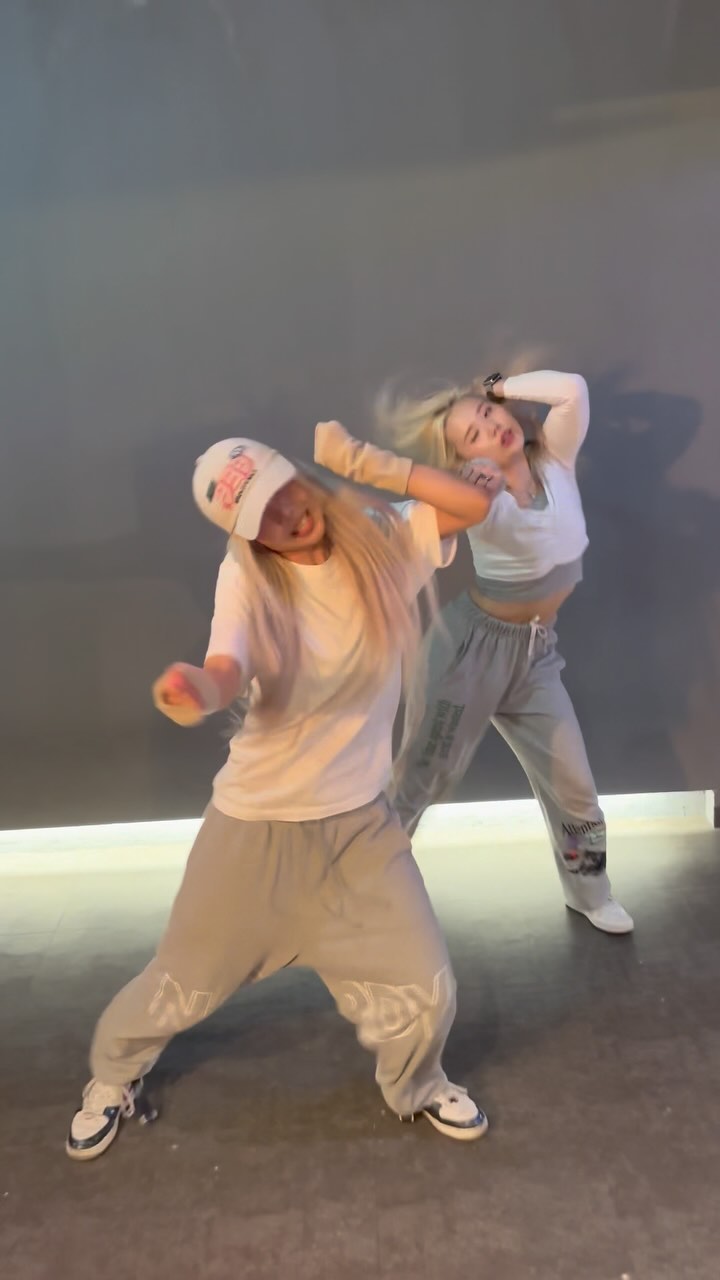옷 색깔만 같은 우리👸🏼🩵🩶 #wife 
.
.
.
.
.
#gidle #reelsdance #foryou #릴스 #여자아이들 #와이프