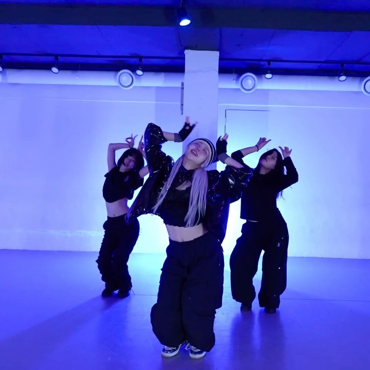 Dash💥 @nmixx_official 
Choreo by @byeolkim_ 👻
@uplydance_ @__eaude__ 
.
.
.
.
.
#nmixx #dash #choreography #dancechallenge
#kpopdance #reelsdance #코레오 #안무 #엔믹스