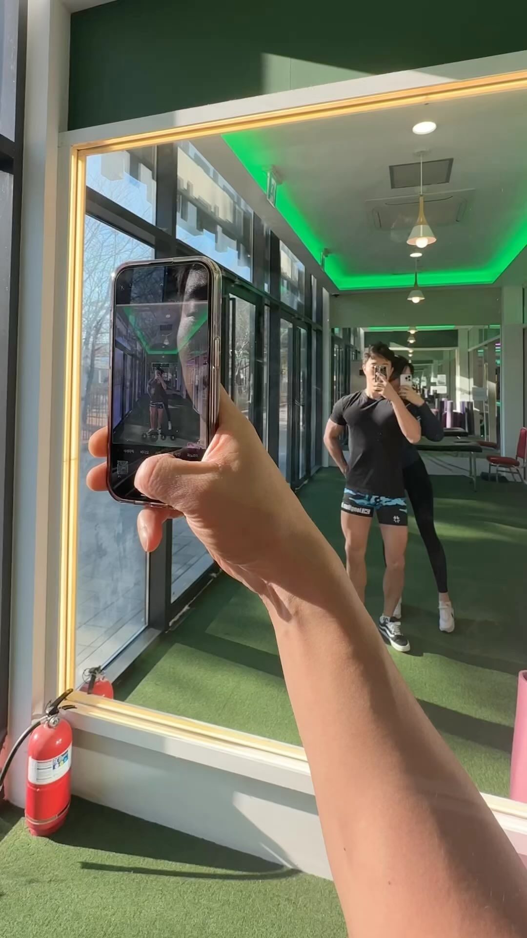 여보랑 같이 운동하고, 둘이 재밌옸다 💪🏻🏋🏻🏋🏻‍♀️
⠀
20살땐 피티하고 운동 했는데
루아낳고 안한지 9년?^^
⠀
운동 안해서 아픈가 ....🤧