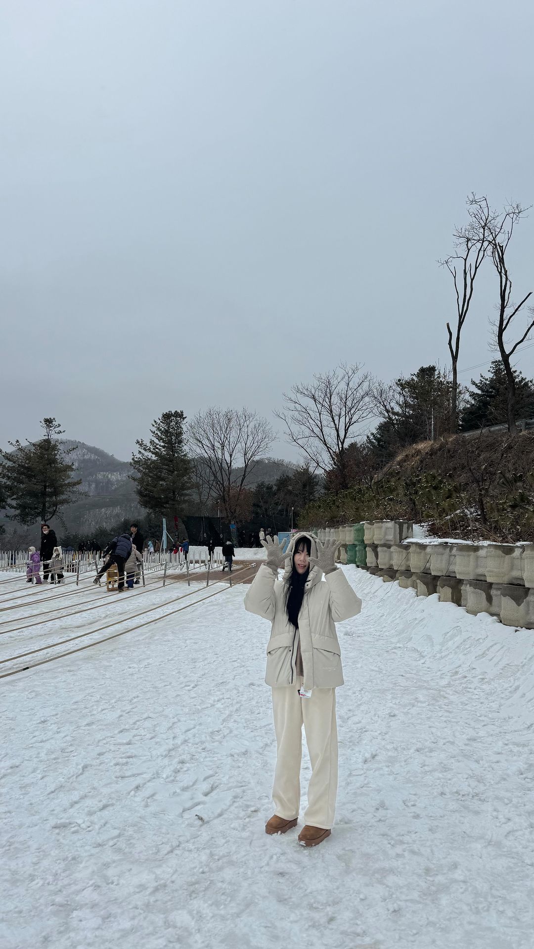 강냉이 자랑하며 겨울나기❄️
포대썰매 대애에박👍ㅋㅋ

#눈썰매장 #오픈런실패 #눈맞으며놀기 #도파민뿜뿜 
#양주눈꽃축제눈썰매장 #근교나들이 #드라이브그램