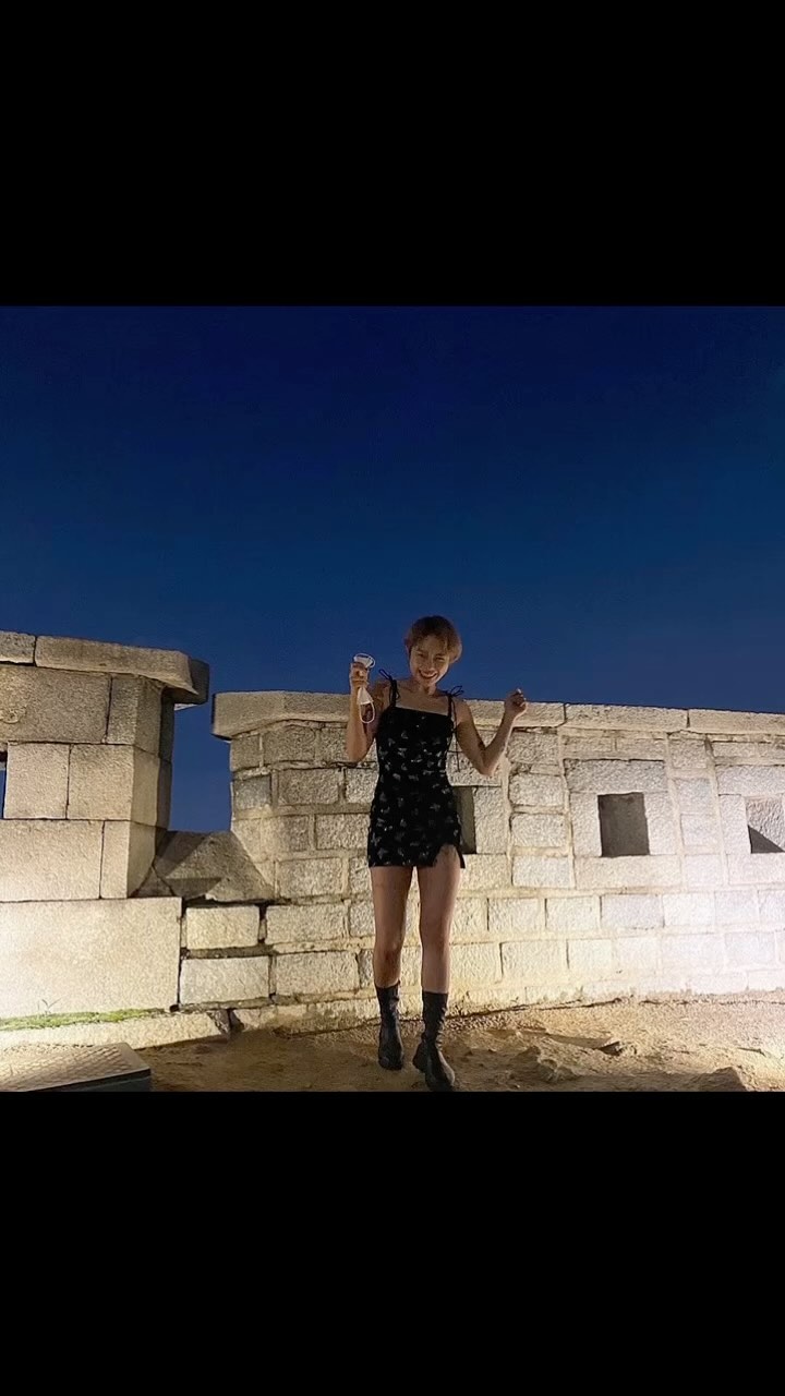 살쪘다고 난리치던 19년 여름,, ✨
지금 보니까 뼈 그 자체였네 🫢