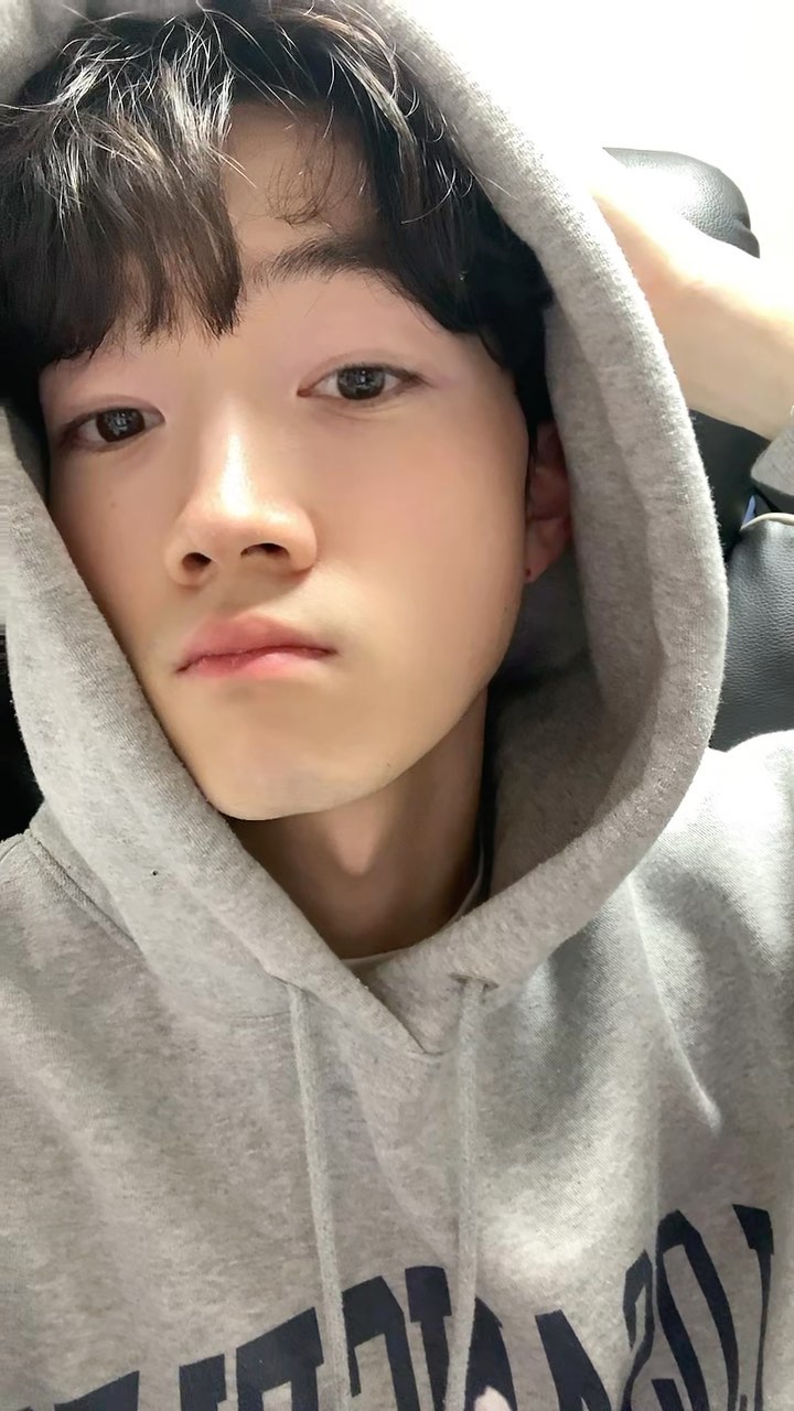 크리스마스 어떻게 보냈음?
.
.
.
.
.
.
@lucamin._  #셀카초보 #koreaulzzang #freelancer #selfieboy #selfieme #03 #koreaboy #ulzzangboy