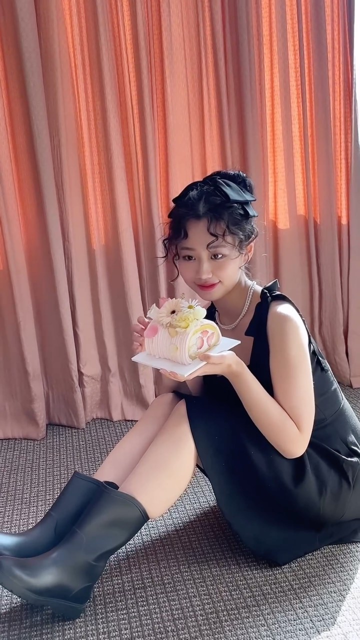 꼬뷸이 머리 넘 기엽고 내 모습에 웃겼던 날🖤
좋은 사람들과 함께여서 넘 즐거웠는데 시간이 짧아서 넘 아수웠던 ㅜㅜ 담에는 야외에서.. 넉넉히 시간 쓰는 날이 오기를 🫶🏻

인스타 올릴게 없어서 촬영날 찍은 영상을 우다다 올려요오 !
평소에는 쌩얼로 추레하게 터덜터덜 다니느라 셀카도 없는 사람이라소 🥺😭