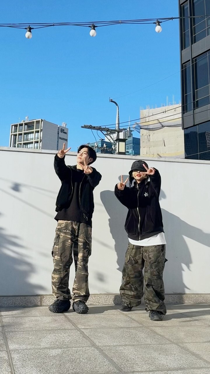 #similarlook

We were surprised 🤣
The styles are sooo similar

같이 일한지 6년이면
말 안해도 패턴마저 똑같이 입고 나와버리는
🙋‍♂️ @sungadvm 

#reelsdance #dancechallenge 
#릴스챌린지 #fyp #릴스 #reels
#시밀러룩 #streetfashion #camouflage