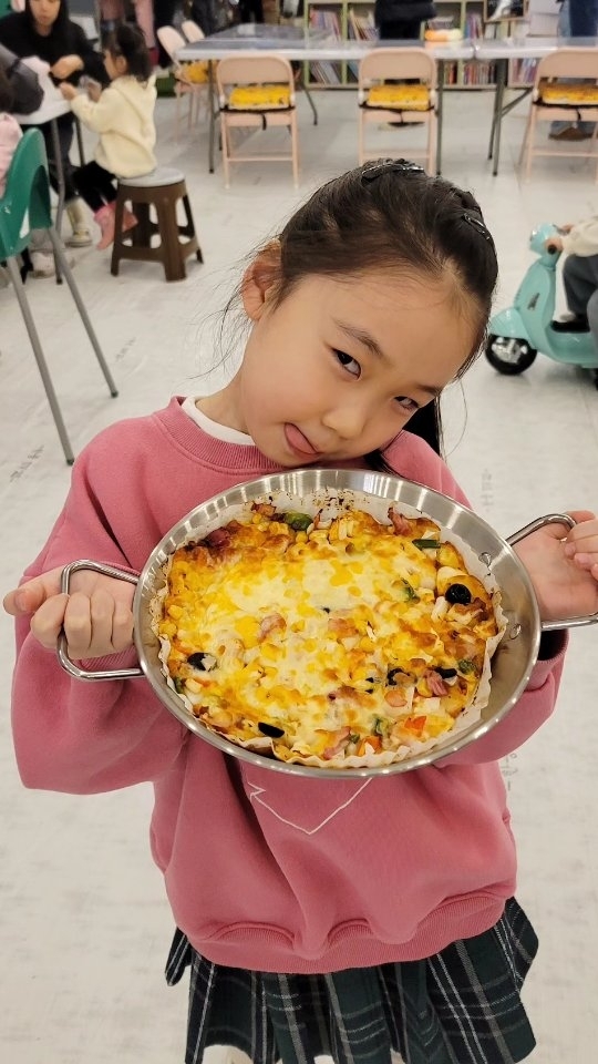 광주체험형 키즈카페 #소울팜 @soul_farm_kj 
두번째 방문이라 알아서 놀고 체험시키고 쉴라고 했는데
영상 좀 찍으니 넘 알차서 안올릴수가 없는곳😆🩷 
피자만들기 / 에어바운스 / 산리오색칠 / 간식캡슐찾기 / 솜사탕만들기 / 모래놀이  강추추👍👍 역시나 너무 좋아했어요❤️ 
.
.
.
.
#광주키즈카페 #광주맘 #광주체험수업
#광주초딩체험 #광주초딩맘 #9살 #광주초딩겨울방학 #겨울방학 #광주체험형키즈카페 #광주피자만들기 #가래떡피자 #광주에어바운스 #광주키카 #광주농촌체험 #광주소울팜 #키즈인플루언서 #초딩릴스 #릴스그램