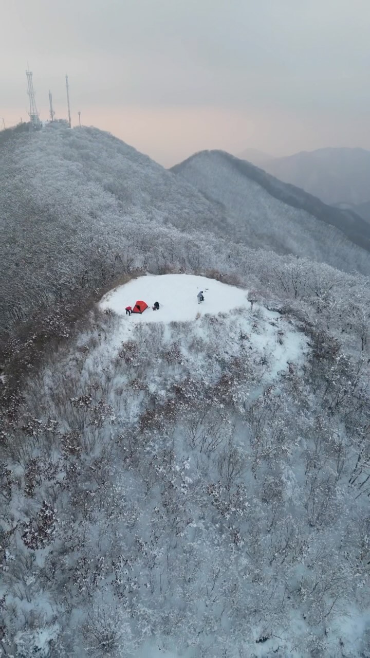 🏕️

머나먼 설산 찾아서온 여긴 어디?!

2주째 사진으로보던 설산을 만나기위해 떠난 쏠백패킹
눈이 없지않을까 걱정하고 도착했지만,

산행초입부터 눈과함께 걸었네요 😆

정상부근에 다다를수록 상고대를 만날수 있으며
새하얀 박지에 도착했을때의 그 감정 잊을수가없네요

겨울지날동안 눈은 안녹을듯 해서 꼭 겨울가기전에
저장 해두셨다가 다녀오시구
좋은곳은 오래도록 함께 지키자구용🙏🙏

위치문의는 DM으로 답변 드리께요🫡

#backpacking 
#백패킹
#mountains
#mysteryranch 
#레딕스57