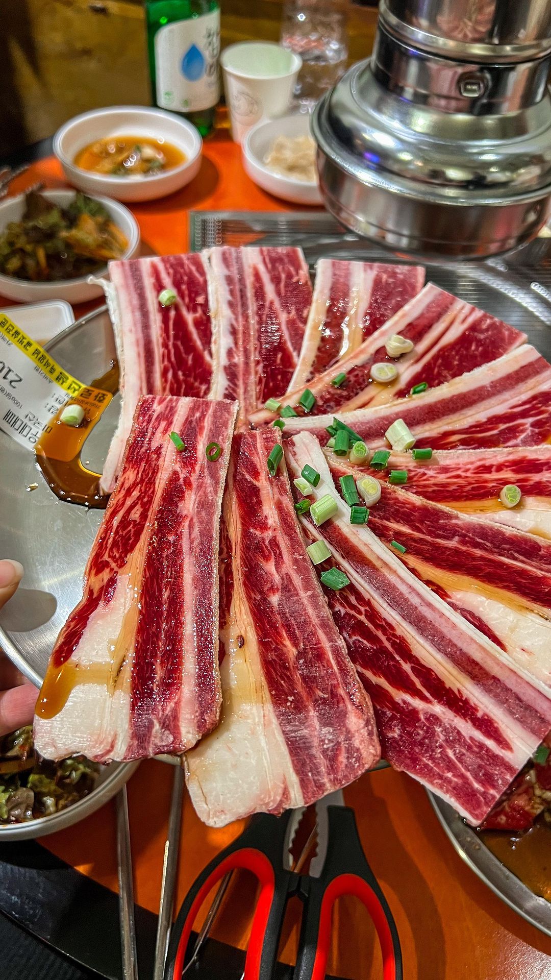 서면 소갈비 쫀맛탱집 찾았어유~❤️❤️
소갈비살 7,900원~드루와🌟🌟🌟
사실 비주얼 보고 간건데 맛도 있어서 깜짝
수년간 요식업 하신 사장님이 오픈한 가게라든데
손맛도 손맛이지만 안목이 참 뛰어나네요~
우대갈비를 요래 손질할 생각을 다하셨을까잉

1차로도 2차로도 괜찮아요~
웬만한 술집보다 가성비 더 좋은 듯
셋이가서 5인분 시키고 소주 한잔 크흑해도?
5만원도 안나온다구요............
소주 많이 먹으면 넘게 나오지만요....🥹

요것은 선생set‼️ 입니다

📍서면_화로선생
-
-
-
#차밍푸드 #차밍푸드_서면
#서면맛집 #서면술집 #서면고기집 #서면소고기 #서면소갈비 #서면핫플 #부산고기집 #부산소갈비 #부산맛집추천 #소갈비맛집 #양념소갈비 #소고기맛집 #우대꽃갈비대패 #갈비살 #서면가성비맛집 #전포동고기집 #전포맛집 #부전역맛집 #부전동맛집 #서면1번가맛집 #화로구이 #부산 #서면 #화로선생 #mukbangvideo #kfood #koreafood