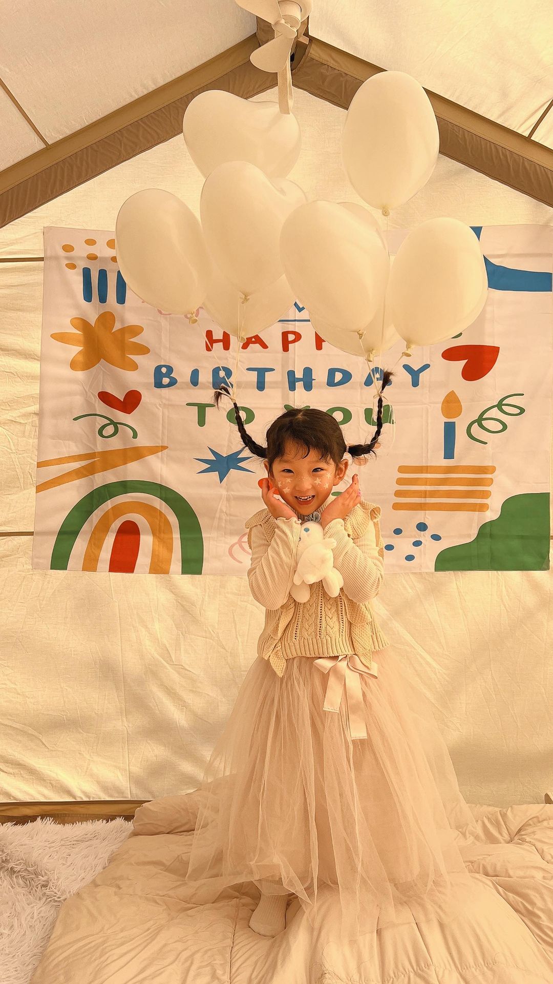 #태어나줘서고마워 

6살 너의 생일을 맞이하여 
유치원 친구들과 생일파티도 하고
우리 가족끼리 호수뷰 캠핑장에 와서 
따뜻한 햇살 아래 생일파티도 소소하게 하는 중🥰

가족 네명이 되고 처음 산 텐트라 그런지 엄청나게 정드는 중ෆ⃛ 
그런 우리 가족의 첫번째 텐트에서 꼭 생일파티를 해주고 싶었다! 

따스한 햇살 아래 우리 공주님 진짜 공주님 되게 해주는 중🤍

첫째로 태어나 많은걸 양보하고 배려하느라 고생하는 딸,
엄마가 너무 잘 알고 있어~
우리 딸 너무 대견하고 기특하고 안쓰럽구 그래🥹
엄마가 앞으로 더 세아 마음 알아주고 그럴게 사랑해♥️

#6살생일 #생일파티 #생일 #생일주간 #생일캠 #생일캠핑 
#생일릴스 #birthday #hbd #hbday #happybirthday 
#황금개띠맘 #개띠아기 #유치원생