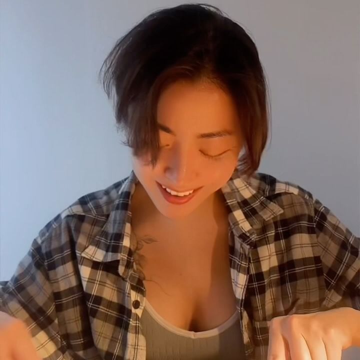 어제의 만찬!
와인 메이플 시럽 소스에 양갈비 스테이크
거기에 야채 가니쉬에 구운 가리비
간단한 리코타 샐러드에요 🥩🥗

앞으로 요리 컨텐츠도 유튜브 ,틱톡 , 인스타에
올릴 예정인데 채널명과 채널 아트 만들어야 하는 건 
안 비밀…😱

건강한 섹시함을 가지고 있는 30대 여성이
본인이 좋아하는 플레이리스트에 춤추며 즐기며
취미지만 그래도 맛에 진심인 국적 불명 요리,
혹은 진지한 요리를 선보이려고 해요 ㅋㅋㅋ
칼질 못하는 것도 안 비밀 ㅋㅋ 하다보면 늘겠지
.
.
#릴스타그램 #릴스 #릴스초보 #요리스타그램 #요리동영상 #요리그램 #요리하는여자 #관리하는여자 #30대여자 #양갈비 #양갈비스테이크 #요리에진심인편 #유튜브꿈나무 #응원해주세요 #reels #cook #cooking #cookinggirl #1989 #youtuber #dreamcometrue #저녁식사 #저녁같이드실래요 #dinner #homadefood #홈메이드쿡 #홈메이드요리 #방구석미식