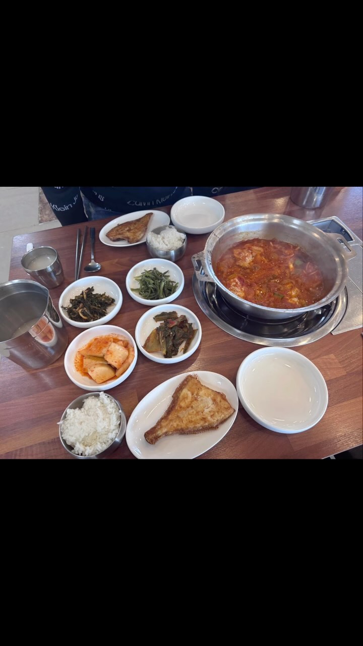 ⭐️생선명가⭐️

숭늉으로 반겨주는 갈치조림 맛집 생선명가😋

갈치조림 환장하는 남의편 데꼬 갔는데
칭찬받았쟈나~~~~( ^ω^ )

맛있는 숭늉에 압력밥솥 통째로 두둥 !
압력밥솥 무적권 맛있는거 인~정 ? ㅋㅎ
밥 양이 왤케 많아 넘나 좋구로~~~~❤️

밑반찬으로 나오는 가자미구이가 인당 한개씩이라고?
싸우지 말고 사이좋게 먹으라는 사장님의 센스?!!!
뒤집어지쟈나~ㅋㅋㅋㅋㅋㅎ
뜨끈한 밥위에 가자미구이만 해서 먹어도 
밥 한그릇 뚝딱 아잉교😋❤️
그래도 갈치조림 가보자고~~~(๑˃̵ᴗ˂̵)

밥 위에 갈치조림 국물 젹셔가 무 으깨가
살코기 큰거 올려서 한입 크게 먹어주면
이맛이지👍🏻😂

갈치조림이야말로 지대로된 밥도둑이지!!!!
정신없이 먹다보면 순삭ㅋ
누구니 내 밥 훔쳐간 사람 ?ㅋㅋ̤̫ㅋ̤̮ㅋ̤̻ㅋ̤̫ㅋ̤̮ㅋ̤̻

남의편 밥까지 뺏어먹고
갈치조림 배터지게 먹어서 행복한 쟈미쓰❤️

#경주 #경주맛집 #경주밥집 #경주외동맛집 #경주외동밥집 #경주외동생선명가 #경주생선명가 #생선명가 #경주밥집추천 #경주맛집여행 #경주맛집추천 #경주갈치조림맛집 #갈치조림 #경주생선조림잘하는집 #경주외동갈치조림 #경주가볼만한곳 #경주여행코스 #먹잘알 #경주현지인맛집 #먹스타그램 #먹팔 #맛팔 #해또다실 #생선은살안쪄 #아가리어터 #점메추 #경주점심추천