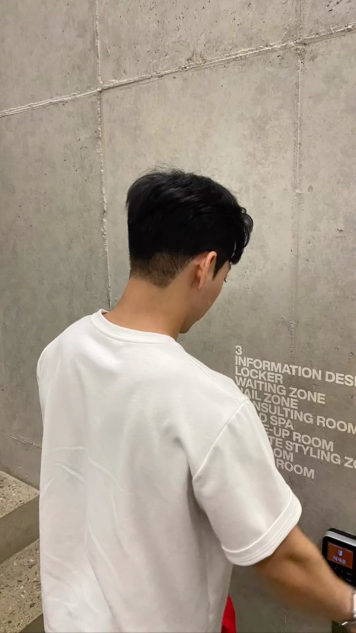 안녕하세요 ◡̈ 에이바이봄 정이입니다 

보이지 않는 뒷모습 마저도 완벽하게😎
두상에 맞춰 깔끔한 뒷라인 만들어드립니다 🙌🏻

 #청담동미용실 #에이바이봄 #남자머리잘하는곳 #남자커트 #다운펌 #남자머리
