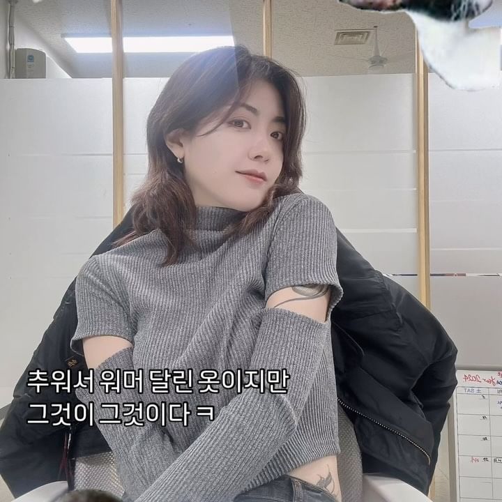 비오고 난 뒤 좀 쌀쌀해짐 😬
다들 감기 조심하세용🫠🙄
이번 회사는 많은 걸 얻어가고
많이 배우고 돈도 벌길!
사료값 간식값 벌자 집사야 🐈🐈‍⬛
.
.
#센텀시티 #센텀직장인 #직장인스타그램 #직장인 #직장인룩 
#릴스타그램 #릴스중독 #릴스초보 #오늘저녁뭐먹지 #헤어스타일추천좀 #기획 #마케팅 #관리하는여자 #30대여자 #korean #koreanfashion #workplace #marketer #도전 #돈벌자 #집사야