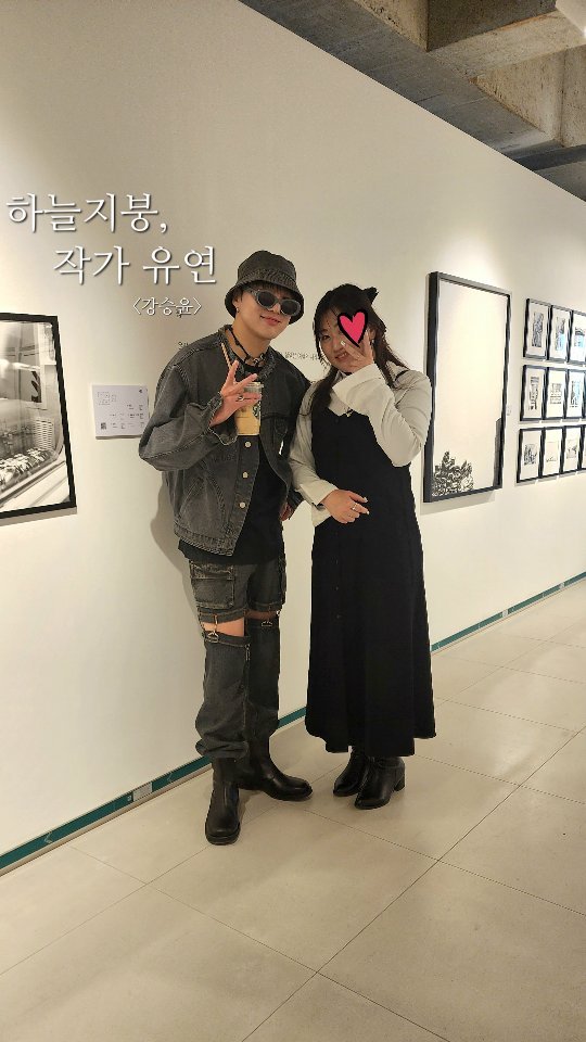#하늘지붕_yooyeon 작가로만나는 @w_n_r00

일상에서 흔히 지나칠 풍경들을 
다른 시선으로 바라보는 것에 
이렇게 표현하고, 생각할 수도있구나

🎞 4컷사진으로 작품과함께 남길수
있는게 너무좋았던😍

그 중 제일좋았던건

'어느 할아버지의 지붕'

(중략) 하지만 저 지붕을 보며
어렴풋이 할아버지가 살아오셨던 치열한 삶을 느낄수있었다

전시 하나하나 몰두하며 보았던-

서울에서의 첫 개인전을 통해 사진작가 ‘유연’으로서  자신이 유년기를 보낸 부산에서 작가로서 의미있는 행보를 이어갑니다

(부산이라는 동질감에 왠지 더 기분좋게봐지는ㅎㅎ)
​
‘유연(Yooyeon)’은 모든 상황을 유연하게 대처하는 사람이 되고 싶은 마음을 담아 지은 작가명이라고해요.

​

작가 유연(Yooyeon)의 사진작품은 영국 미술품 컬렉터 데이비드와 세레넬라 시클리티라 부부에게 우연히 발탁되어 지난 2021년 이들이 주최하는 ‘코리안 아이(KOREAN EYE) 2020: 창조성과 백일몽’ 전시에 출품도 하고,

지난해 개최된 ‘스타트아트페어 서울 2022’에도 작가만의 색감을 담아낸 부스에서 작품을 선보이며 주목받았다네요!

​

사진작가로 데뷔한 유연은 “사진 촬영은 내 자신을 표현하는 중요한 동반자가 되었다. 나는 높은 곳을 향한 나의 욕망 때문에 무의식적으로 하늘하늘을 렌즈안에 담아내곤 했는데, 어느 순간부터 하늘은 내 마음을 지켜주는 집이 되어 버렸다”라고 전하며, 하늘이라는 지붕 아래에서 무심코 누른 셔터로 작가의 속마음을 이야기해보려 합니다.

​

이번 전시는 유연작가의 아날로그 감성과 시점을 담아낸 작품 90여점과 함께 하늘 지붕으로 향하는 여정을 만나볼 수 있을 거예요:)

♡

사람들의 시선이 향한 곳에
 인터뷰하고 있는 강승윤님 
눈이 자주? 마주치자 "안녕하세요 "
먼저 건네주셔서 감사합니다♡

어맛,신기 ㅎ 추천해준 지인에게 감사해요:)
#vip초대권 
@chojjmm

🪧전시명: 하늘지붕 in 부산

전시 기간: 2023. 05. 10 (수) – 06. 27 (화)

전시 시간: 오전 11시 – 오후 8시 (7시 입장 마감)

전시 장소: 복합문화공간 '피아크' 내 '스타트플러스 부산' (부산광역시 영도구 동삼동 201-6)

티켓 구매: 인터파크, 현장구매

티켓 가격: 12,000원 (피아크 카페 내 아메리카노 또는 디카페인 커피 1잔 제공)

문의: 스타트아트코리아 02-3486-1110

​

#스타트아트코리아 #스타트플러스부산 #피아크 #아트라운지스크랩 #부산전시회 #부산가볼만한곳 #영도가볼만한곳 #강승윤개인전 #강승윤전시 #강승윤전시회 #강승윤사진 #강승윤사진전 #위너강승윤 #유연개인전 #유연전시 #유연사진전 #하늘지붕 #하늘지붕in부산 #케이플러스 #kplus #kangseungyoon