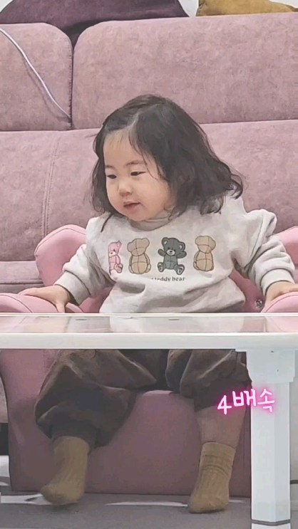 마시멜로우 실험 들어보셨나요?

1960년 스탠포드 대학의 연구진이 3~5세 아동을 대상으로 
아이의 자기통제력과 절제성을 관찰한 실험이예요. 
어린아이에게 마시멜로 1개를 주고 15분 동안 먹지 않고 참으면,
 2개를 주기로 하고 아동의 행동을 관찰했을 때 
먹지 않고 참아서 2개를 받은 아이들이 
이후에 자라서 그렇지 않았던 아이들보다 
SAT 성적, 학업 성취도 측면에서 더 우월한 결과를 보였다고 해요.

하지만 부유한 집 아이들은 
나중에 부모가 마시멜로우를 사줄 수 있다고 확신하기 때문에 
실험에서 마시멜로우 하나를 덜 먹더라도 전혀 상관하지 않는다는 점😮
그리고... 실제 가장 큰 변인은 어머니의 교육 수준,,,이었다는 점😮

여러가지 변인들이 있긴 하지만, 
엄마가 되고 보니 
우리아기는 얼마나 기다릴 수 있을지 궁금하더라구요.

그래서, 해봤습니다
27개월 마시멜로우 실험 
마시멜로우 대신 좋아하는 비타민사탕, 
그리고 15분을 기다려야 하지만 
제가 머리말리는 동안 기다릴 수 있는지 해봤어요.

생각보다 오래 걸려서 
4배속으로 돌려봤는데, 
기지개도 펴고, 펭귄스티커로 놀기도 하고, 
펭귄한테 비타민사탕을 대신 먹여주기도 하면서 
꽤 잘기다리더라구요!

실제로 기다린 시간은 4분이 조금 넘었어요!
(다음에는 진짜 15분도 해봐야지🤭)

정말 좋아하는 비타민인데, 
엄마말 듣고, 잘 기다려준 우리 아가 
앞으로도 약속을 잘 지켜서 
신뢰관계를 잘 쌓아가야겠다는 다짐을 하게 되는 실험이었답니다. 

#마시멜로우실험 #마시멜로실험 #27개월아기 #두돌아기 #만2세 #인내심테스트