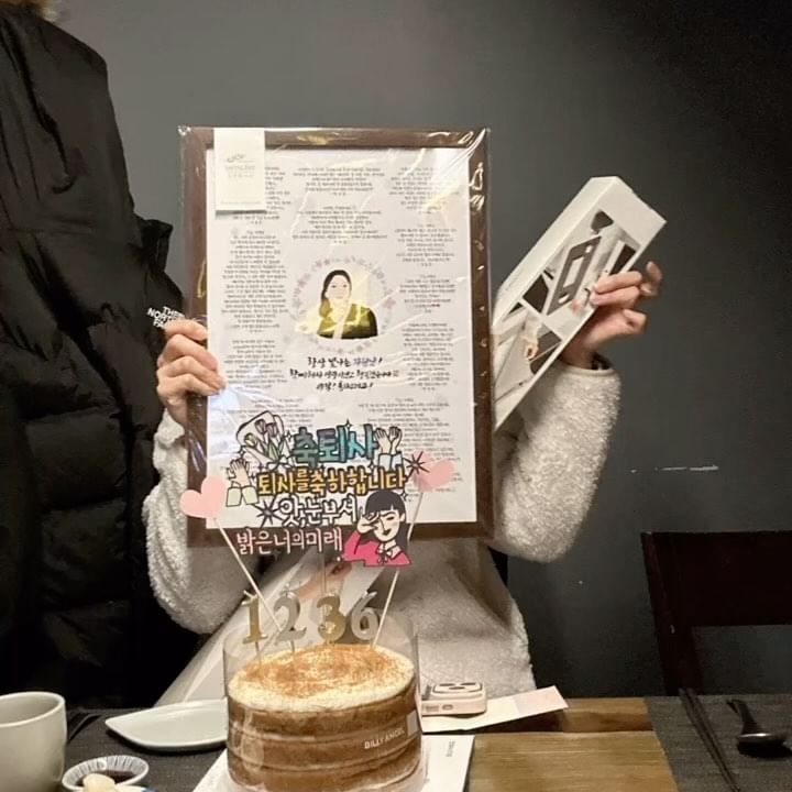 2020.09-2024.02
정말 끝나지 않을 것 같았던 노래가 막을 내리고, 
두 번째 이직을 하게 되었습니다.

매번 퇴사가 그렇듯 저도 시원섭섭함에 얼떨떨함 그리고 
다음 장에 대한 막연한 두려움과 설렘을 함께 안고 
마무리와 준비를 함께 하였습니다.😳

지겨운 줄만 알았던 그곳에 생각보다 또 너무 많이 정이 많이 들었구나 싶어서, 🥹
또 이게 다 좋은 사람들을 만난 덕분이구나 하며 
고마운 기억들을 곱씹으며 저도 또 누군가에게 그런 사람이 될 수 있길 마음 다잡아 봅니다.😃

찰나로 느껴진 긴 기간이었지만, 
기술적으로도 인간적으로도 
여러모로 많이 배울 수 있는 시간이었기에 
저도 많이 배우고 한 층 더 성숙해져서 나가게 되었네요. 

앞으로 또 언제든 어디서든 
또 웃으면서 더 좋은 모습으로 
인사드릴 수 있길 바라며, 🙏🏻
앞으로 간 곳에서도 
부끄럽지 않은 사람이 될 수 있도록 
스스로 좀 더 다듬어보겠습니다.🤜🏻

갑작스러우실 수도 있는데
기쁘게 축하해주신 많은 분들 모두 감사합니다!🥰
덕분에 추운 겨울 마음 따뜻하게 웃으며 봄을 맞이합니다.🌸