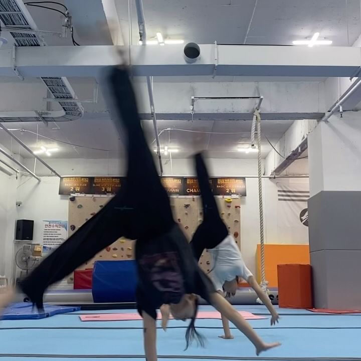 갈때랑 올때랑 느낌이 훅훅 달라지는 트릭킹💪🏻
—
휙 지나가는 동작인데 어찌 하나하나 다 체크하고 알랴주시는지
티칭대로 따라하다보면 금방 늘어있다
붕붕? 움직여지는 느낌이 짜릿⚡️
#마샬아츠트릭킹 #팀어게인 #옆돌기 #🤸