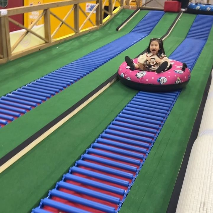 우리서아 땡땡이치고 놀러가기😝
추운 겨울에 따뜻하게 놀 수 있는 실내 놀이동산
저학년까지 아주 신나게 즐길 수 있답니다!!

ꢭ이용꿀팁ꢭ
-소셜에서 할인티켓 구매해서 사용
-김밥 및 간식 싸가기
-돗자리, 간이테이블 챙겨가기
-10시30분 오픈런해서 돗자리 자리맡기
-주차는 c라인에 해서 9번홀로 바로입장하기

#실내놀이동산 #겨울에아기랑가기좋은곳 #겨울에아기랑놀기좋은곳 #일산놀이동산 #일산키즈카페  #일산아기랑갈만한곳 #상상체험키즈월드 #일산킨텍스 #육아소통 #육아정보공유 #육아꿀팁