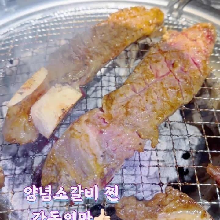 #협찬 
ㅡ
진짜 맛있고 가성비 좋은 맛집 발견했어요!설계옥 숯불구이전문점🎶
닭갈비가 땡겨서 갔눈데 양념소갈비 진짜 미쳤더라구요 ㅋㅋㅋ
게다가 갈비를 주문하면 
무한리필샤브샤브와 간장게장
셀프바를 이용할수 있어서 완전 혜자식당이랍니다✌🏻
.
이것저것 다먹어보고 싶어서 세트메뉴로 픽했는데 la갈비,양념소갈비에 닭갈비까지 먹었어요! 근데 고기가 완전 살살녹아!
양념도 어찌나 맛있는지 추가로 더 먹었어요!ㅋ
양도 많고 가격도 저렴한데
맛까지 있으니까 안먹을수 있나요!!!!!
ㅋ
.
그리고 샤브샤브 메뉴와 반찬종류도 ⠀
다양한데 전부다 맛도리예요👏🏻
간장게장은 직접 하셨다고 하는데 비리지않고 짜지도 않아서 엄청 먹었답니다.
간장게장 기대도 안했는데 여기 게장맛집이였어요🫶🏻
.
볶음죽까지 클리어 하고 싶었지만 칼국수,초계국수로만 마무리해서
다음에는 꼭 다먹고 오려구요😊
.
다양한 메뉴를 가성비있게 ⠀
즐길 수 있고, 직원분들도 친절하시고
매장도 넓어서 가족모임이나 단체모임하기도 넘  좋을거같아요!
.
✔️경기 고양시 일산동구 고봉로 745 (설문동) 1층⠀
✔️매일 10:30 - 22:00 ⠀
(라스트오더 21:00 정기휴무 화요일)⠀
✔️031-976-9255⠀
.
ㅡ
@sul.gyeok
#일산맛집 #일산소갈비맛집 #일산숯불닭갈비맛집 #파주맛집 #운정맛집 #파주소갈비맛집 #파주숯불닭갈비맛집 #파주퍼스트가든맛집 #파주심학산맛집 #파주설문동맛집 #파주샤브샤브맛집 #운정소갈비맛집 #운정숯불닭갈비맛집 #퍼스트가든맛집 #심학산맛집 #설문동맛집 #운정샤브샤브맛집