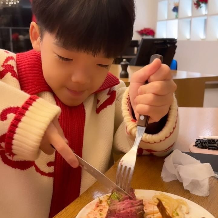 🥩
이제 혼자서도 쓱쓱~ 칼질해서
스테이크도 잘 먹고
같이 맛있는거 먹으러 다닐 맛이 난다잉!
언제 이렇게 컸어 🥹

[로에베플로레스🍝]
📍주소 : 네이버에 나오는 주소가 잘못되었어요;; ‘이가네더덕밥’ 검색하고 가세요 ^^ (대구 북구 이곡길 35-41)
✔️음식들이 전반적으로 맛있었고 분위기도 좋았어요 🤗 특히 야외도 잘 꾸며져 있어서 사진찍는 맛이 😉 크리스마스 시즌에는 반짝반짝하게 꾸며져 있었는데, 개인적으로는 푸릇푸릇한 계절에 브런치 먹으러 또 방문하고 싶어요. 팔공산 근처라 공기도 좋고 정원도 멋지게 꾸며져 있어서 야외에서 브런치 먹으면 너무 좋을듯 ❤️
✔️저희는 네이버로 예약하고 방문했는데, 식사시간을 조금 피해서 방문했을땐 손님들이 꽉 차있지는 않았어요.
✔️개인적으로 커피 너무 맛있었어요 👍
✔️저희가 방문한 날만 그랬는지 모르겠지만, 실내 기온이 좀 선선해서 음식이 빨리 식었어요 😅
@loewe_brunch