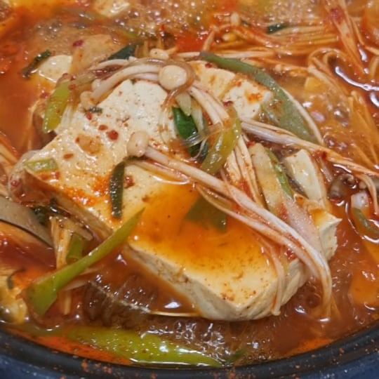 아침부터 #두부 두부~~~~맛에 반해서
정신줄 놓고
배터지게 먹고 나온 집을 소개해요
 
#뚱할머니순두부

고소하고 깔끔 단백한 두부♡
두부가 맛나니 두부찌개 두부전골 맛있움 
두부보쌈도 진심 쵝오야♡

또 정말  반한게 반찬이 
이렇게 맛있을 수 있는지 
반찬들 또한 밥도둑이지뭐야

이번에 윤석열 대통령님도 왔다갔다더라고 
무튼  맛있움😋 

#강릉밥집 #강릉아침식사 #강릉점심맛집 
#강릉두부맛집 #강릉순두부