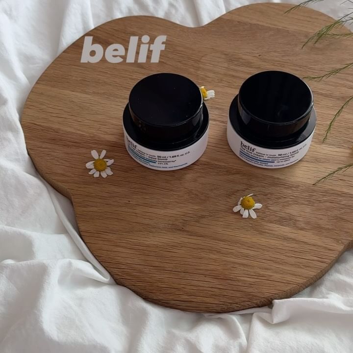 #광고 @belif.official 베스트셀러 아쿠아 밤과 모이스춰라이징 밤 써봤어요🤍

촉촉한 보습 지속력을 자랑하는 세라마이드와 펩타이드 함유된 모이스춰라이징밤 리뉴얼되며 기존 모밤 대비 2배 오래 지속된다고 해요❕

10초 만에 피부 10층에 도달하는 빠르고 깊은 수분 침투를 자랑하는 아쿠아 밤은 히알루론산, 나이아신아마이드 함유로 극한 기후에서도 살아남은 강력한 수분지속력이🫶🏻

전 수부지피부로,
쉽게 건조해지고 초 민감 피부인데요!
아쿠아밤은 수분감을
모이스춰라이징밤은 깊은 보습감을 선사해서
두 가지 다 만족스러웠던 템!🤩🤍🤍

아침엔 아쿠아 밤,
저녁엔 모이스춰라이징 밤으로!
#모밤아밤 해주는 중! 

건조한 피부로 고민이셨다면 #빌리프 모밤아밤 하세요!

#belif  #폭탄크림 #보습폭탄 #수분폭탄 #48시간보습 #속보습폭탄 #더블보습 #10층크림 #텐바이텐 #극한기후수분충전 #싱글즈