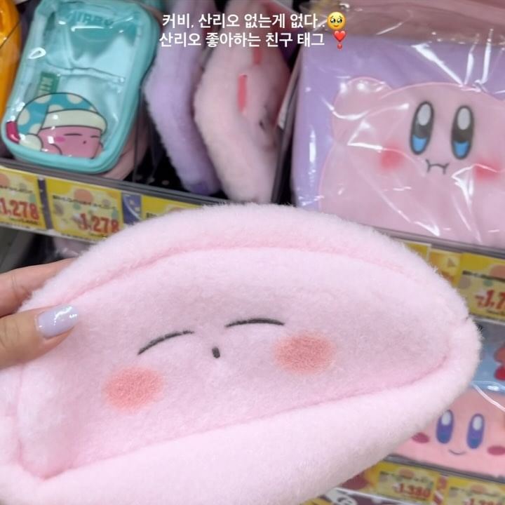 일본여행에서 빠질 수 없는 돈키호테🍡
커비부터 산리오템 정말 많죠..🥹
잘 찾아보면 피규어나 인형이 아니더라두 평소에 사용가능한 수건, 양치컵, 물티슈곽 등이 있답니다!

📍흔하지않은 돈키호테 추천템은 블로그에 따로 업로드 해두었으니 필요하신분들은 참고~