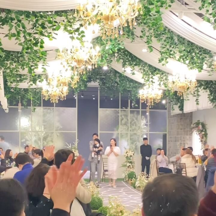 돌끝맘의 돌잔치 1분정리 💚

🌟돌잔치전에 알고가면 좋은 꿀팁🌟
✔️다른 무엇보다 중요한건 아기 컨디션이라
낮잠을 최대한 푸-욱 재우고 가는게 제일 키포인트! 
✔️생각했던것보다 훨씬 정신없고 바쁘기때문에 가족중 한명이
조금 일찍와서 짐도 챙겨주고 잠깐이라도 아기 봐주면 편해요
✔️한입에 들어가는 아기 간식 챙기기- 
사진찍을때 과자는 안나오면서 잠시라도 기분좋게
만들어주기 때문에 필수에요 ㅎㅎ
✔️아기 스타킹이나 엄마 귀걸이 등 소소하게 놓치는거 없이
미리 체크리스트 만들어서 챙겨놓기! 
그렇게 챙긴다고 했는데도 귀걸이 놓고갔지 뭐에요..🙄
✔️아기 안을때는 최대한 높이 들어야 안정감있어보이고 
턱 접히지 않아 사진이 예쁘게나와요- 
✔️지인들에게 사진 부탁하기 :) 
스냅이 아닌 핸드폰으로 찍은 자연스러운 사진이나 영상이 
남으니까 너무 좋더라구요 
예쁜 태오사진 남겨준 이모삼촌들 고마워요 🤍

#돌끝맘 #돌잔치 #돌잔치준비 #babyreels #아기릴스