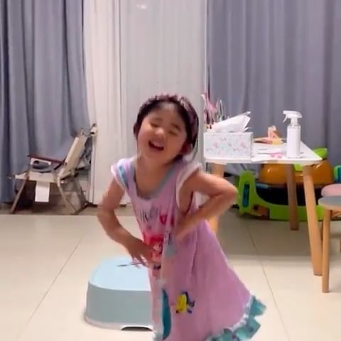 딸 뜨거운거 밟은거 아니지…?