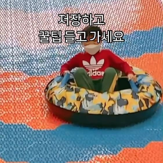 방학 중에 가봐야 할 초대형 초신상 키즈카페
📥저장 후 갈 때 참고하세요

이곳은 🎡과천 플레이월드 @playworld_seoul 

▪️매일 10~19시(어트랙션 18시 마감)
▪️보호자, 영유아(12~24개월) 1만원
▪️어린이 주중 2만5천원(after 3시 1만5천원)
▪️어린이 주말 3만원(after 3시 2만2천원)

📍필수 준비물
✔️미끄럼방지양말(준비 못하면 현장구매 3천원)
✔️부모님 양말착용 필수(맨발 안돼요🙅🏻‍♂️)

📍주차팁(서울랜드 정문주차장)
✔️산들주차장이 가장 가깝다고 알려져있으나
발렛파킹없는 날은 별주차장이 가장 가까워요

✔️주차장 일방통행이라서 
진입시 바로 왼쪽 산들, 바로 오른쪽 별 입구 놓치면
주차장 많이 멀어지니 입구에서 천천히 들어가세요

📍마술공연
주중 11시
주말 12시, 14시, 16시

*어트랙션 쉬는 시간이 있을 수 있어요
(어트랙션마다 직원배치 되어있고 친절했어요)

▪️110cm 이상만 이용 가능 어트랙션
자이언트 드랍, 스카이워크, 클라이밍

▪️보호자 동반 탑승 가능
튜브, 기차, 범퍼카

▪️보호자 도움 가능
포크레인(간식주는 이벤트는 끝났대요)

▪️3~7세만 이용 가능
오프로드(8세 삼둥이가 젤 아쉬워했어요ㅎ)

말도 많고 탈도? 많았던 가오픈 기간 끝나고
#플레이월드 체험단 초대되어 다녀왔어요

▫️보호자를 위한 간이 테이블을 곳곳에 비치해두었더라구요
▫️주말 기준으로도 앉을 곳이 오후되니 부족하기는 했어요

▫️2층과 3층 온도가 달라요 2층이 비교적 추운 공기
▫️아이들은 뛰어노느라고 땀범벅되기 쉬워요
얇은 긴팔 혹은 반팔도 입고 노는 아이들 있었어요

▪️아쉬운 점
외부음식 반입금지 but 푸드존 음식 종류 부족
음식 선택권이 조금 더 있으면 좋겠어요
아래 가격대 참고하세요!
어묵 3꼬치+떡볶이 작은 접시 1개 만원
라면 1봉 4,500원 작은만두6개 번들 각종 스낵 구비 

▪️3층 유일 푸드존 공간 (방문객에 비해서) 협소
키오스크 시스템인데 셀프로 챙겨야해서 약간 정신없어요
독박육아로 어린 아이 데리고 오면 왔다갔다 해야하니
부모 둘이나 혹은 다른 집이랑 조인해서 오는 거 추천요

차근차근 운영수칙 등 정해져가는 것 같은데
운영진분들 정말 고생 많았을 것 같아요

아쉬운 점도 있기는 했지만
아이들 기준 만족도 최상이었어요

⭐️초저학년 삼둥이가족은 재방문 의사 200%입니다.⭐️