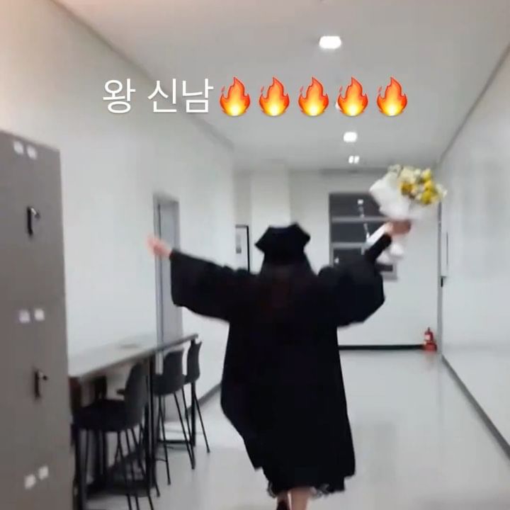 #졸업식 #경희대 #포스트모던음악학과 #복도 #디지털콘텐츠학과 #국제캠퍼스 #예술디자인대학 #꽃다발 #학사모 #신남 #graduation #university #bye #포토존 #학교 #대학교 #대학교졸업식 #끝 #6년 #고생했어  #감사해요