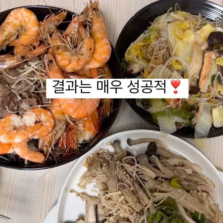 친정엄마가 선물해 준 편백찜기
거의 1년만에 처음 써보는 듯😶‍🌫️

최근에 편백찜먹고 양이 굉장히, 몹시나도 모자랐기에
양을 3-4인분으로 해서 모자르지않게 했는데
첫사용이라 그런지,,,,😔
내가 편백을 먹는건지, 야채 고기를 먹는건지,,😞
그래서 결론은,뭐다?

1인분만 남겨놓고 도현이랑 내가 다 먹었단 말이다🌝
ㅋㅋㅋㅋㅋㅋㅋㅋㅋㅋㅋㅋㅋ

📍살찌고 싶은 사람, 애들 안먹어서 고민인 엄마들,
우리집으로 오세요. 먹쟁이 될 수 있음📍