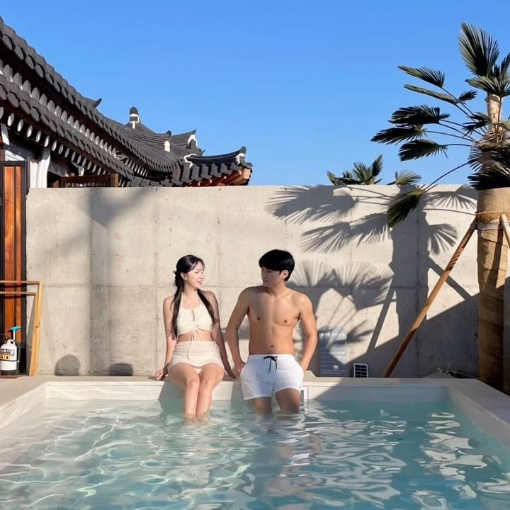 나만 알고 싶은 🎂 신상 한옥 숙소 〰️ 무료 온수풀 + 조식 🍵

짱지 생일 + 2000일 기념으로 다녀온
감성 폭발 한옥스테이를 소개합니다 🎂🥂

바람에 살랑이는 대나무 소리에 마음이 편안해지는 곳 
오후 내내 따뜻한 햇살이 들고, 
밤이 깊어도 따뜻한 온수풀이 있어 몸도 마음도 녹아내린다구요...🧡

황리단길 7분 거리로, 경주 여행 숙소로 정말 좋을 곳!

프라이빗한 독채에서 누렸던 우리만의 특별한 휴식 시간,
저는 이 느낌 영영 잊지 못할 것 같아요 🫶🏻

아침에는 정성스레 만들어주신 조식이 문 앞에 도착해요!
나... 여기 조식... 그 어떤 숙소의 조식보다 1등으로 맛있었다 😘

경주 특유의 따뜻하고 마음 편안한 분위기와 너무 잘 어울리는 스테이오온...💛
가격대도 부담없어 가볍게 경주로 떠나오시는 분들께도
정~말 추천드리는 힐링 공간입니다 🎀

저희 커플이 유달리 경주를 좋아하는데요,
@hyozero_919 님의 숙박권 이벤트로 다녀왔지만 그게 아니더라도!!!
한번 더 경주에 가게 된다면 꼭 다시 가고싶은 숙소입니다
진심으로 정말 좋았어요 🤍🥹🤍

🏡 경주 스테이오온 @stayo_on 
▪️경북 경주시 포석로 816-15
▫️체크인 15:00 체크아웃 11:00
▫️객실 유형 (행온 / 수온) *저희는 행온 객실 다녀왔어요
▫️기준3인/최대4인 (수온 객실은 2인입니다.)
▫️침실 1 (더블베드 2), 욕실 1, 화장실 1, 다이닝 공간 
▫️사계절 무료 온수풀 야외 수영장, 무료 조식 제공, 야외 바베큐 (동절기 12월~2월 미운영) 

#스테이오온 #경주숙소 #한옥숙소 #황리단길숙소 #숙소추천 #경주풀빌라 #경주커플숙소 #경주가족숙소 #감성숙소 #콩지커플_숙소